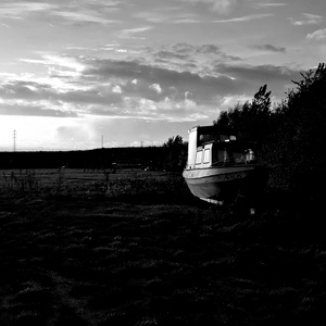 Bateau dans un champ en noir et blanc - Belgique  - collection de photos clin d'oeil, catégorie paysages